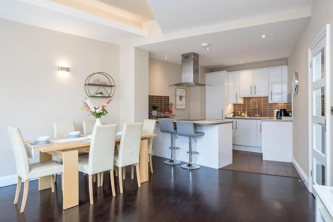 Spacious 2 Bedroom Apartment - Sleeps 6 Brighton